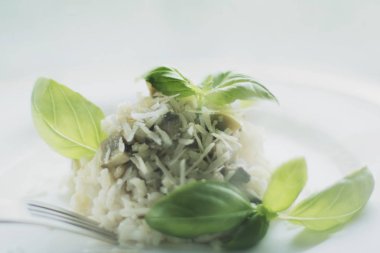 Avrupa ve Akdeniz yemekleri kavramı - mantarlı risotto tarifi, zarif görsel tarz