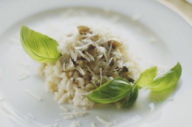Avrupa ve Akdeniz yemekleri kavramı - mantarlı risotto tarifi, zarif görsel tarz
