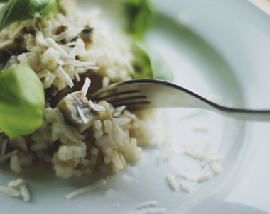Avrupa ve Akdeniz yemekleri kavramı - mantarlı risotto tarifi, zarif görsel tarz