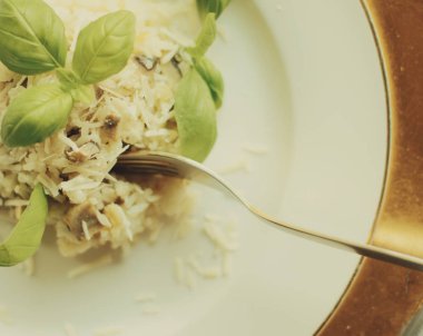 Avrupa ve Akdeniz yemekleri kavramı - mantarlı risotto tarifi, zarif görsel tarz