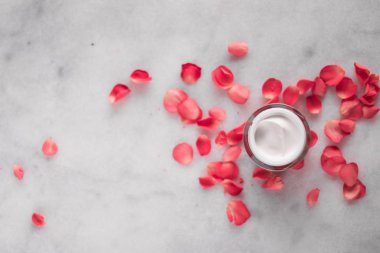 Luxe face krem ve gül yaprakları - çiçekli kozmetik güzellik kavramı, zarif görsel tarz