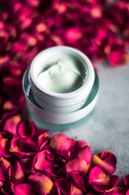 Luxe face krem ve gül yaprakları - çiçekli kozmetik güzellik kavramı, zarif görsel tarz
