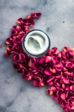 Luxe face krem ve gül yaprakları - çiçekli kozmetik güzellik kavramı, zarif görsel tarz