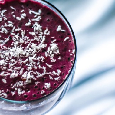 Cevizli - Blueberry smoothie tarifi sağlıklı yemek kavramı, zarif görsel tarz.