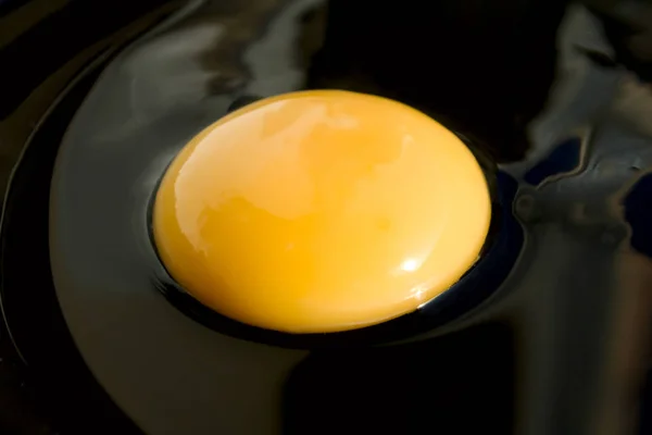 新鮮な卵の黄身 エレガントなビジュアル スタイルのコンセプト 乳製品 素朴なファーム食品 — ストック写真
