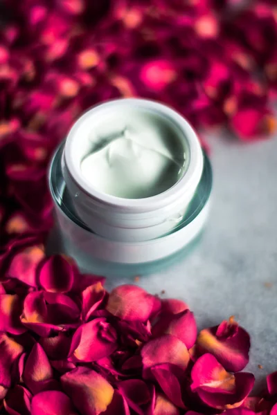 Luxe face krem ve gül yaprakları - çiçekli kozmetik güzellik kavramı, zarif görsel tarz