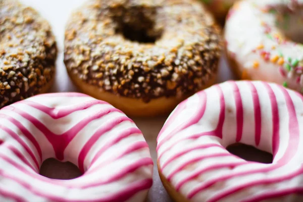 Renkli Donut Pasta Tatlı Gıda Kavramı Zarif Görsel Tarz — Stok fotoğraf