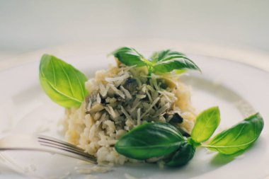Avrupa ve Akdeniz yemekleri kavramı - mantarlı risotto tarifi, zarif görsel tarz