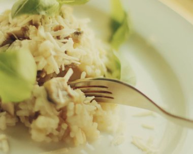 Avrupa ve Akdeniz yemekleri kavramı - mantarlı risotto tarifi, zarif görsel tarz