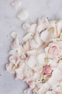 gül çiçek yaprakları üzerinde mermer - düğün, tatil ve çiçek Bahçe tasarımlı kavram, zarif görseller