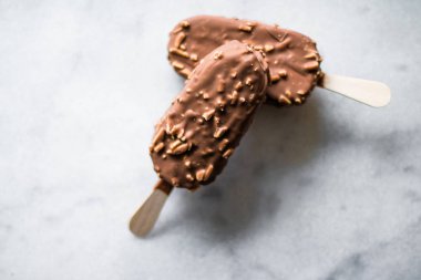 çikolatalı badem dondurma - pasta ve tatlı gıda kavramı, zarif görsel tarz