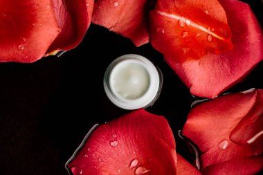 güzellik kremi kavanoz ve çiçek yaprakları - kozmetik çiçekli kavramı, zarif görsel tarz.