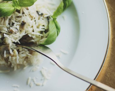 Avrupa ve Akdeniz yemekleri kavramı - mantarlı risotto tarifi, zarif görsel tarz