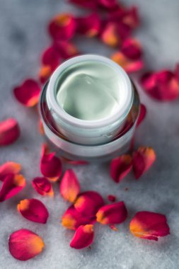 Luxe face krem ve gül yaprakları - çiçekli kozmetik güzellik kavramı, zarif görsel tarz