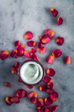 Luxe face krem ve gül yaprakları - çiçekli kozmetik güzellik kavramı, zarif görsel tarz