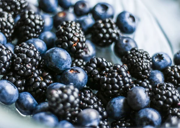 Mirtilos Amoras Frutas Frescas Saudável Conceito Estilo Alimentação Visuais Elegantes — Fotografia de Stock