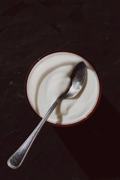 乳製品 素朴なファーム食品スタイル コンセプト 新鮮なクリーミーな白いヨーグルト エレガントな視覚効果 — ストック写真