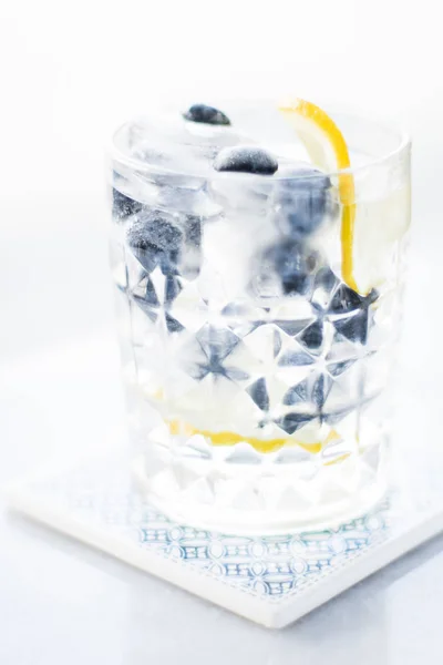 ドリンク カクテルやお祝いスタイル コンセプト カクテル アイス ブルーベリーとレモン エレガントな視覚効果 — ストック写真