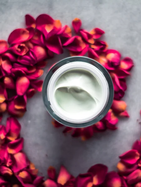 Crema Viso Lusso Petali Rosa Cosmetici Con Concetto Bellezza Stile — Foto Stock