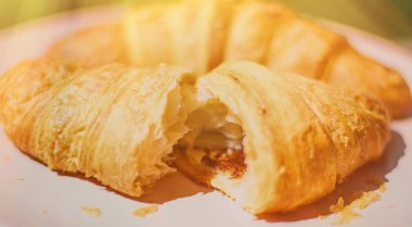 güneşli Provence - yaz tatili ve Avrupa mutfağı kavramı tarz çikolatalı kruvasan Fransız