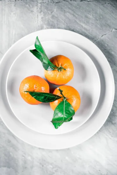 Mandarinas Con Hojas Plato Cítricos Comer Sano Concepto Flatlay Estilo —  Fotos de Stock
