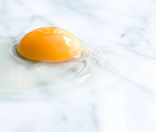 大理石 レシピの食材と自家製の料理スタイル コンセプトに卵の黄身 — ストック写真