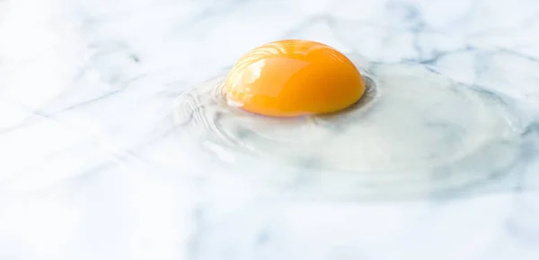 大理石 レシピの食材と自家製の料理スタイル コンセプトに卵の黄身 — ストック写真