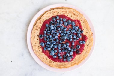 yaban mersini ile pasta tatlı - rustik mutfağı tarifleri tarzı kavramı