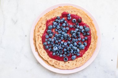 yaban mersini ile pasta tatlı - rustik mutfağı tarifleri tarzı kavramı