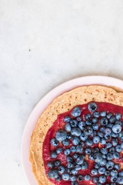 yaban mersini ile pasta tatlı - rustik mutfağı tarifleri tarzı kavramı