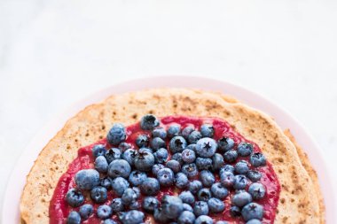 yaban mersini ile pasta tatlı - rustik mutfağı tarifleri tarzı kavramı