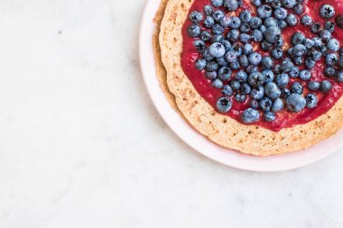 yaban mersini ile pasta tatlı - rustik mutfağı tarifleri tarzı kavramı