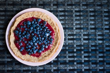 yaban mersini ile pasta tatlı - rustik mutfağı tarifleri tarzı kavramı