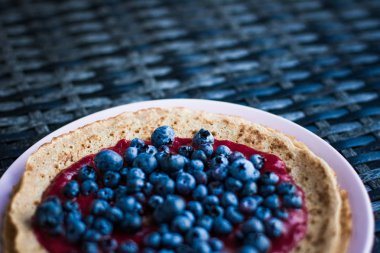 yaban mersini ile pasta tatlı - rustik mutfağı tarifleri tarzı kavramı