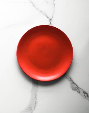 boş kırmızı plaka mermer üzerinde - tarifi ve restoran mockup flatlay tarz kavramı