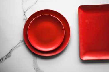boş kırmızı plaka mermer üzerinde - tarifi ve restoran mockup flatlay tarz kavramı