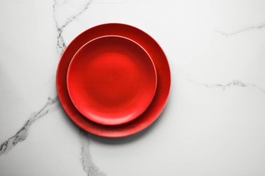 boş kırmızı plaka mermer üzerinde - tarifi ve restoran mockup flatlay tarz kavramı