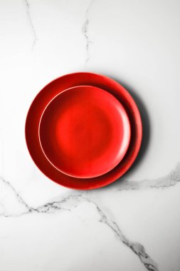 boş kırmızı plaka mermer üzerinde - tarifi ve restoran mockup flatlay tarz kavramı