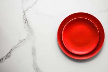 boş kırmızı plaka mermer üzerinde - tarifi ve restoran mockup flatlay tarz kavramı