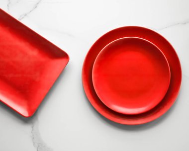 boş kırmızı plaka mermer üzerinde - tarifi ve restoran mockup flatlay tarz kavramı