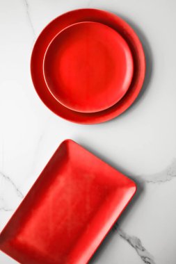 boş kırmızı plaka mermer üzerinde - tarifi ve restoran mockup flatlay tarz kavramı