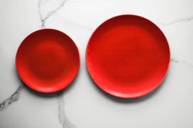 boş kırmızı plaka mermer üzerinde - tarifi ve restoran mockup flatlay tarz kavramı