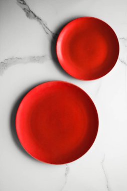 boş kırmızı plaka mermer üzerinde - tarifi ve restoran mockup flatlay tarz kavramı