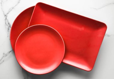 boş kırmızı plaka mermer üzerinde - tarifi ve restoran mockup flatlay tarz kavramı