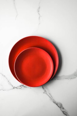 boş kırmızı plaka mermer üzerinde - tarifi ve restoran mockup flatlay tarz kavramı