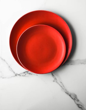 boş kırmızı plaka mermer üzerinde - tarifi ve restoran mockup flatlay tarz kavramı