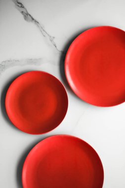 boş kırmızı plaka mermer üzerinde - tarifi ve restoran mockup flatlay tarz kavramı