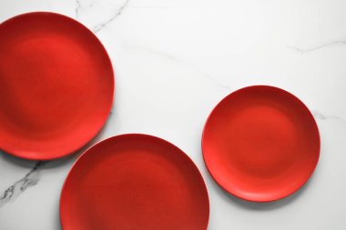 boş kırmızı plaka mermer üzerinde - tarifi ve restoran mockup flatlay tarz kavramı