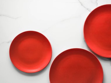 boş kırmızı plaka mermer üzerinde - tarifi ve restoran mockup flatlay tarz kavramı