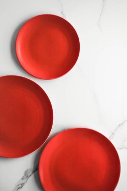 boş kırmızı plaka mermer üzerinde - tarifi ve restoran mockup flatlay tarz kavramı